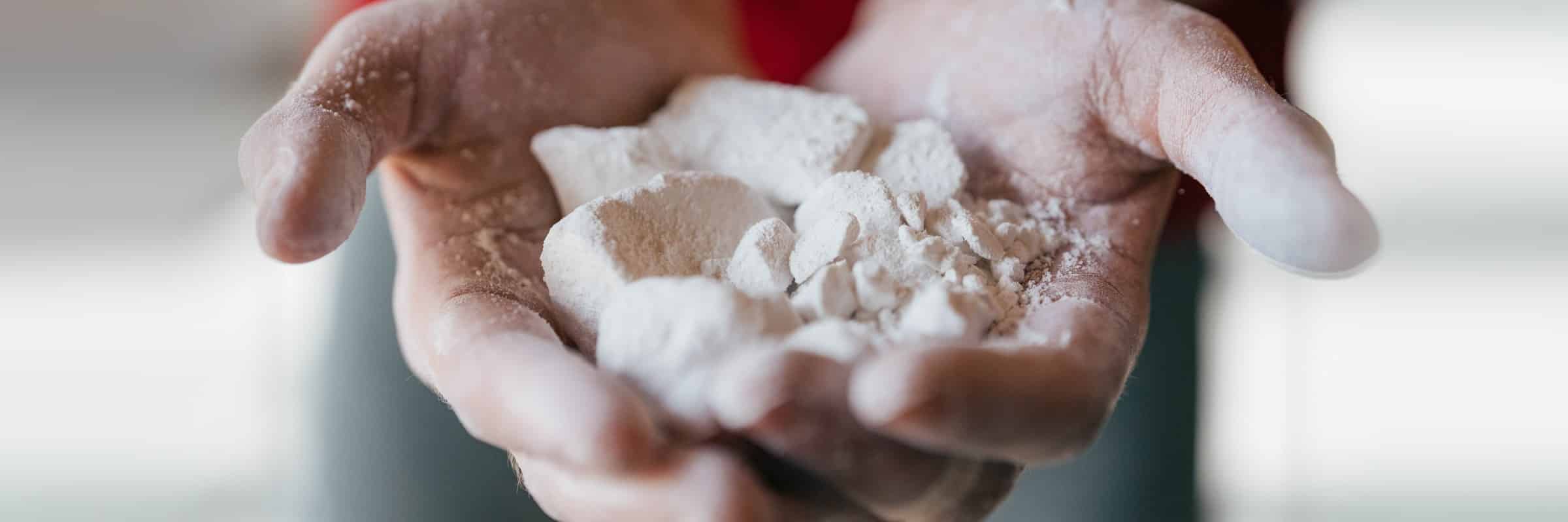 Chunk chalk in the hands